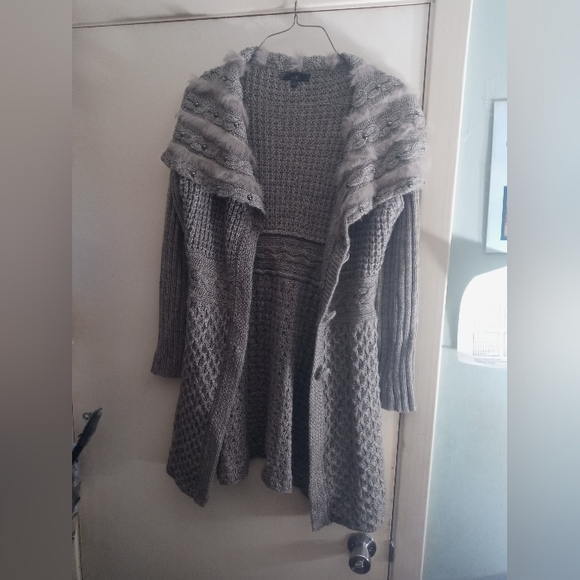 Sioni Sweater - Picture 1 of 3